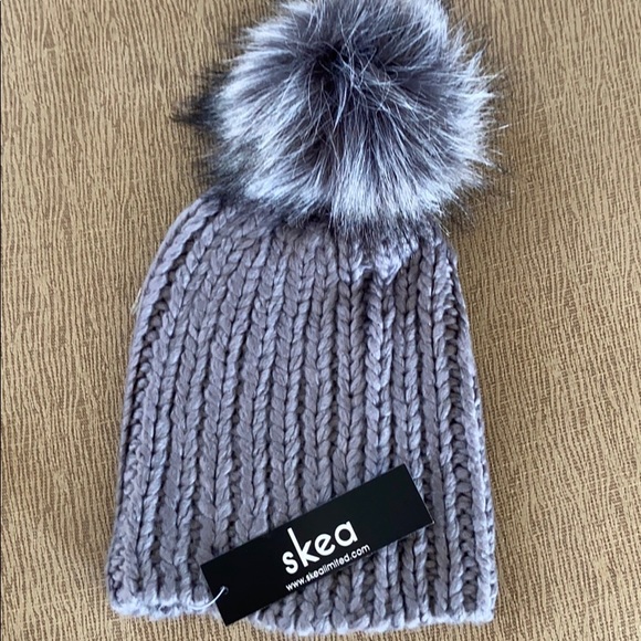skea Accessories - NEW Women’s SKEA knit hat grey with silver fur pom